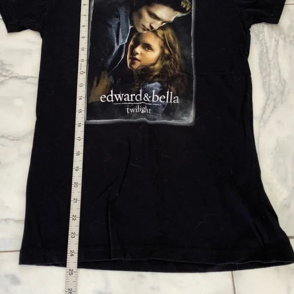 Collectible Twilight Edward & Bella Tee Size: Large - Picture 7 of 7